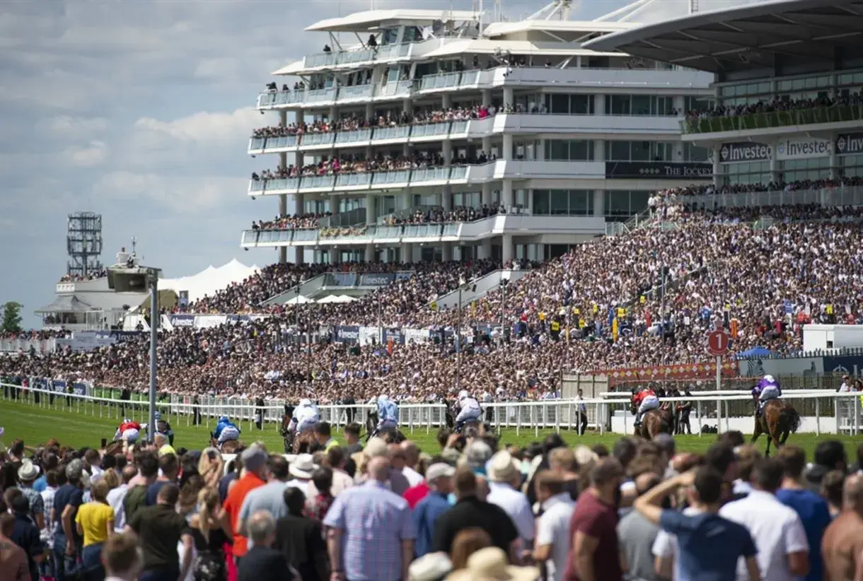 Epsom Derby'de geçmiş yıllarda tribünleri dolduran binlerce yarışsever ve yarış atmosferi.